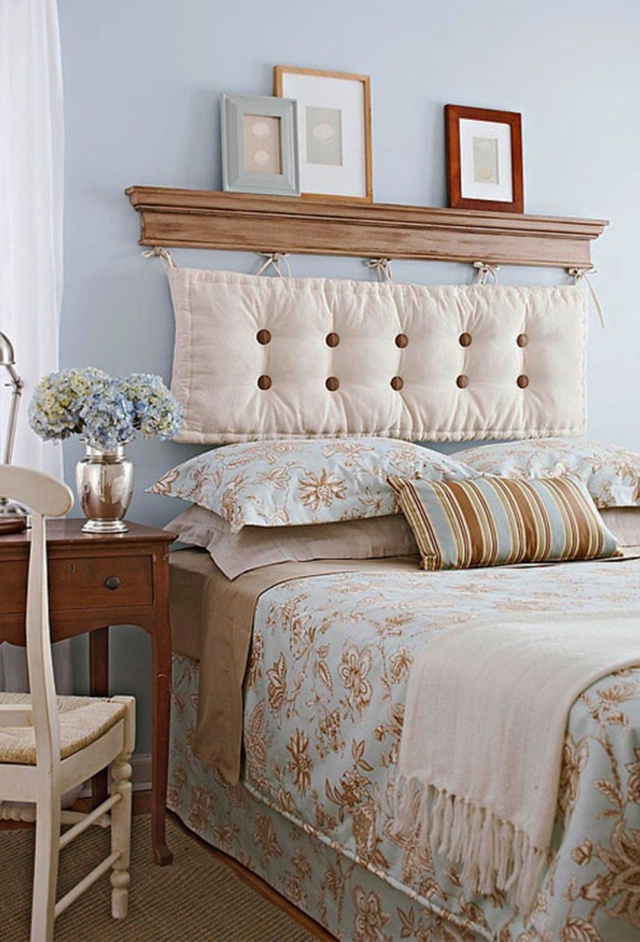 tête-de-lit-originale-couleur-blanche-coussins-chambre-à-coucher