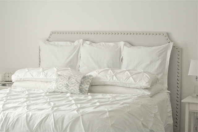 tête-de-lit-originale-couleur-blanche-linge-de-lit