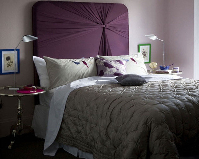 tête-de-lit-originale-couleur-violette-chambre-coucher
