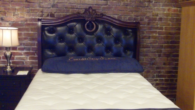 tête-de-lit-originale-cuir-couleur-noire-chambre-à-coucher