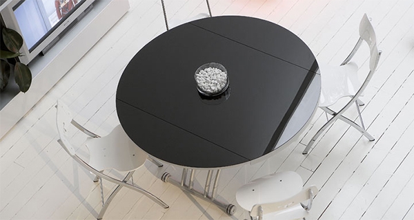 table-manger-20-idées-design-moderne-innovant-ronde-noire-café-relevable-extensible