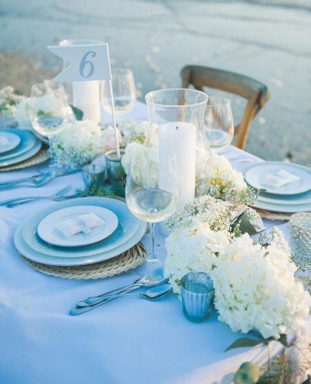 table-mariage-bord-mer-lilas-blanc-nappe-bleue