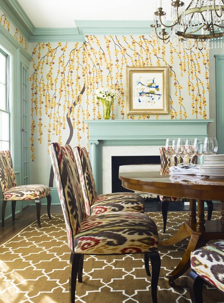 table-salle-manger-ronde-bois-massif-murs-fleuris-peinture-menthe