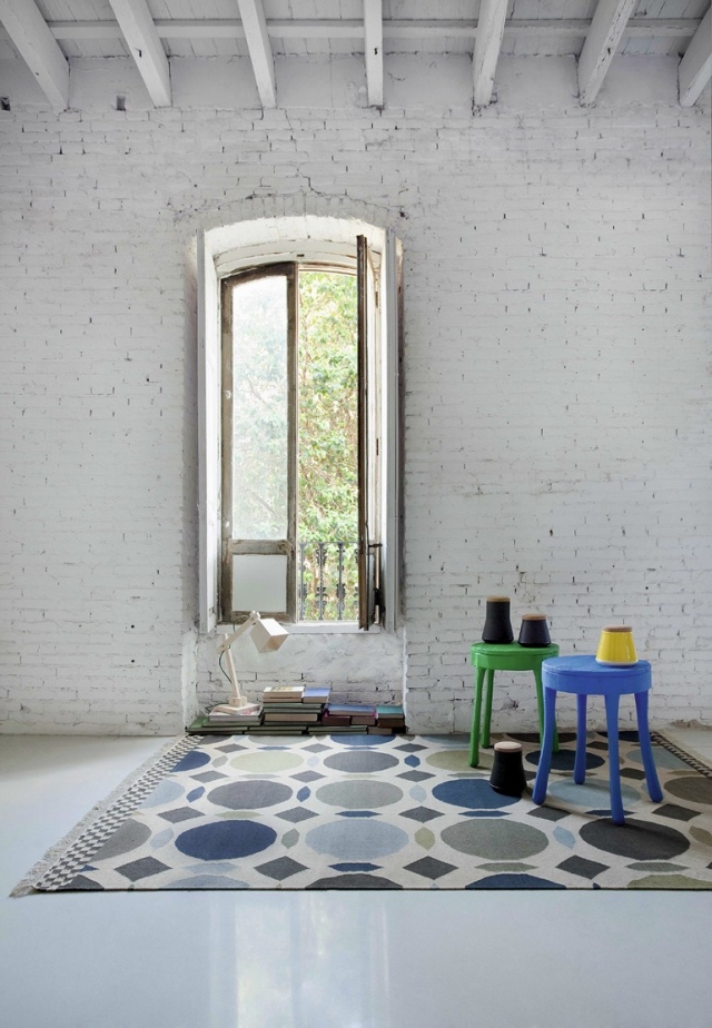 tapis contemporain tapis-contemporain-design-22-idées-originalité-CANADÁ-Gandia-Blasco-cercles-blanc-bleu