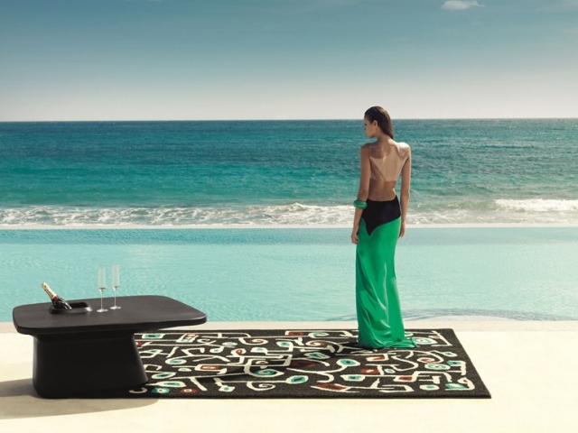 tapis-contemporain-design-22-idées-originalité-LAS-FLORES-DE-KLEE-VONDOM-terrasse-noir-rectangulaire-motifs