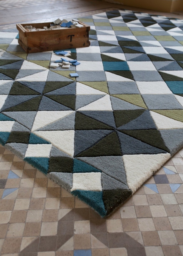 tapis contemporain tapis-contemporain-design-22-idées-originalité-MOSAÏEK-Gandia Blasco-triangles-bleu-blanc