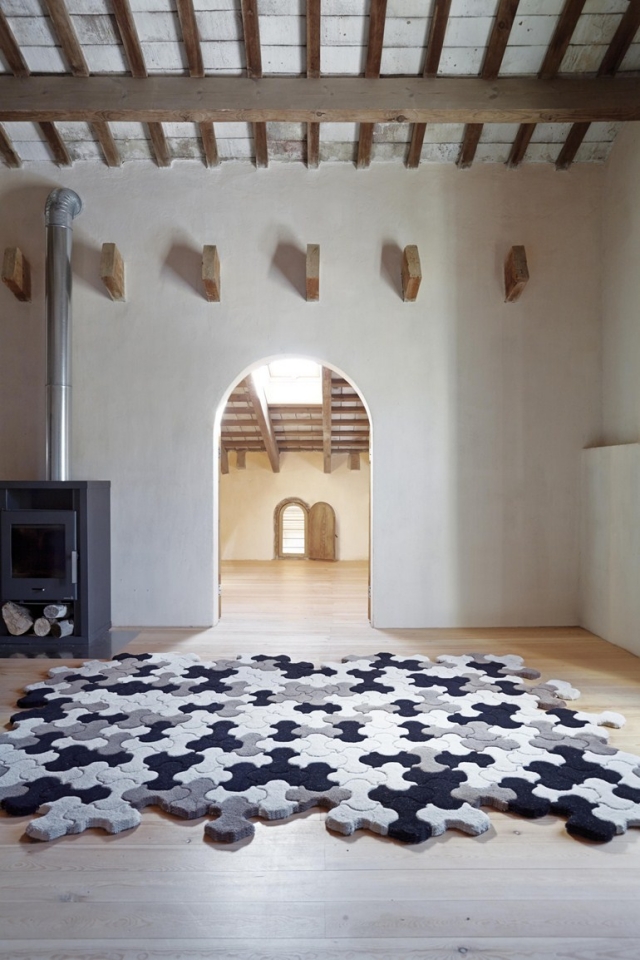 tapis contemporain tapis-contemporain-design-22-idées-originalité-Pack-Gandia-Blasco-puzzle-blanc-gris-bleu-foncé