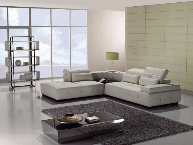 tapis-shaggy-salon-moderne-élégant-argent-foncé-table-brillante-métallique-canapé-blanc