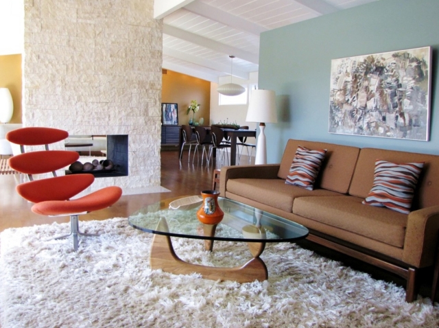 tapis-shaggy-salon-moderne-élégant-blanc-poils-longs-duveteux-fauteuil-orange-moderne