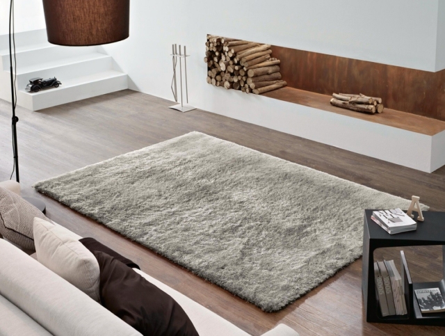 tapis-shaggy-salon-moderne-élégant-gris-clair-rectangulaire-plancher-bois