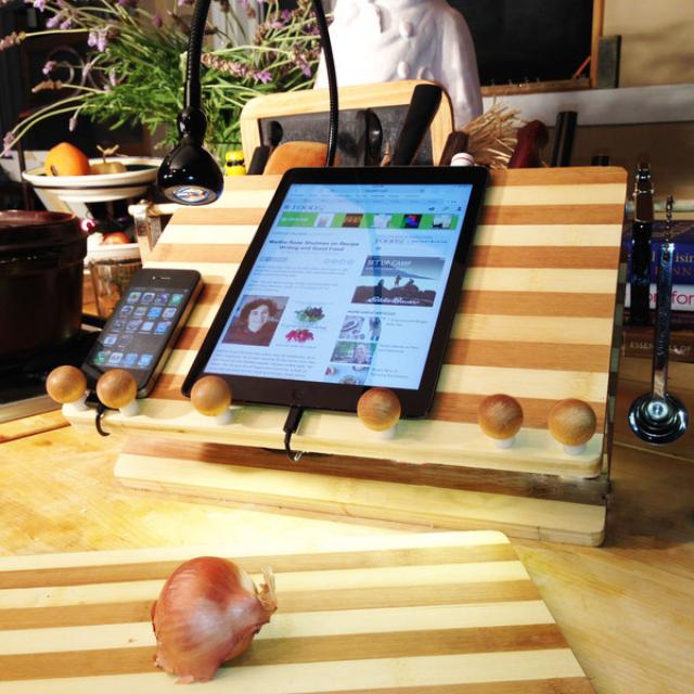 acccessoire-de-cuisine-lutrin-bambou-tablette