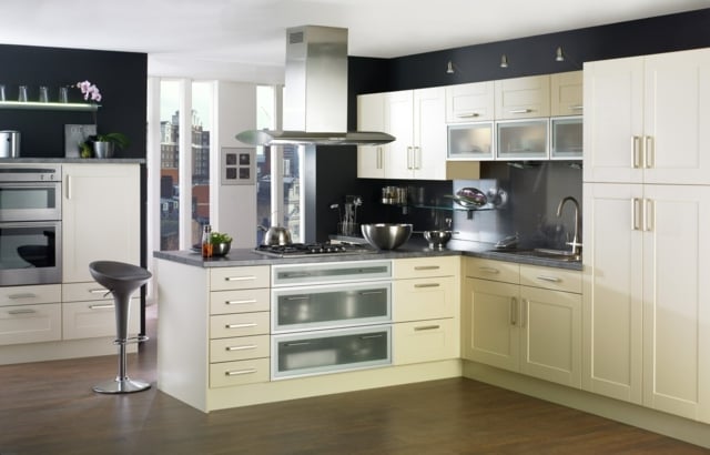 aménagement cuisine moderne armoires blanches