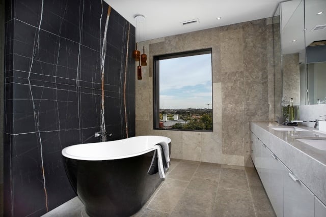 aménagement-de-salle-de-bains-baignoire-autoportante-couleur-blanche-noire