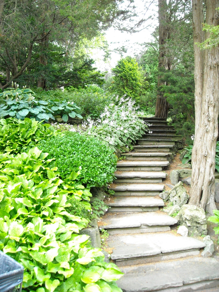 aménagement-extérieur-escalier-jardin-dalles