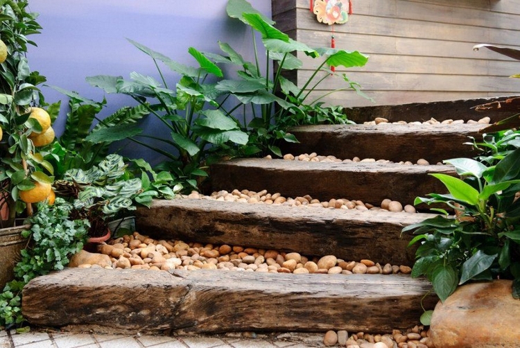 aménagement extérieur escalier marches poutres bois massif brut