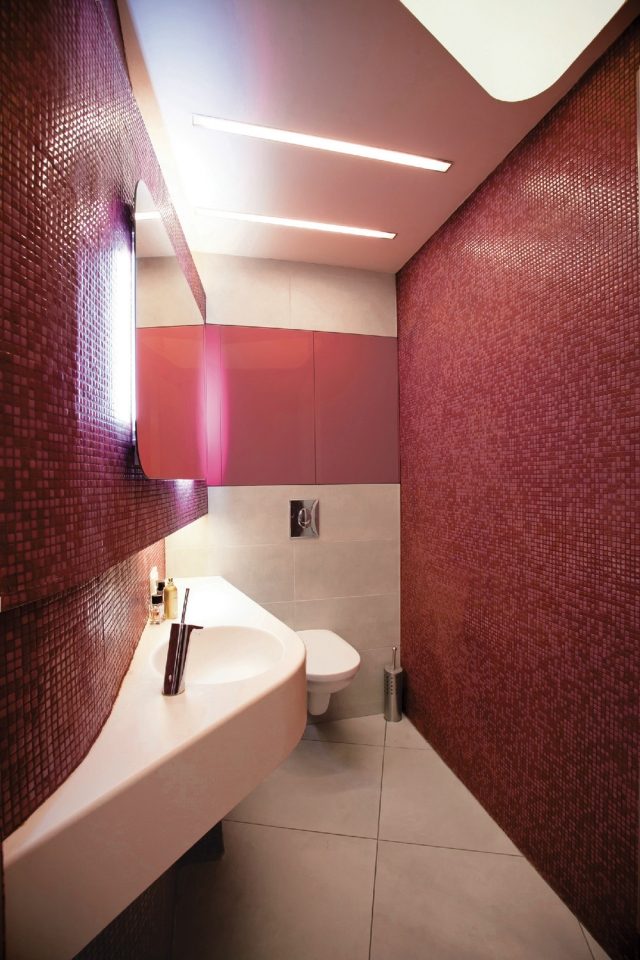 aménagement-salle-bains-mosaique-bordeaux-lavabo-blanc aménagement salle de bains