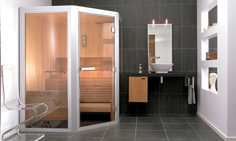 aménagement-salle-de-bains-sauna-chaise-transparente