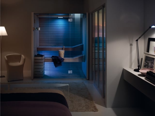 aménagement-salle-de-bains-sauna-luminaire-bleu