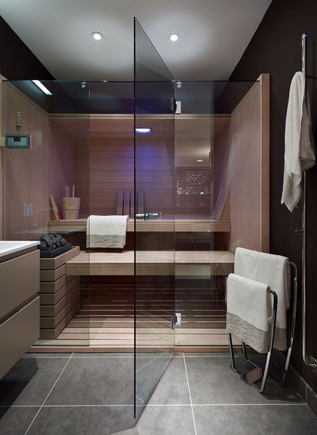 aménagement-salle-de-bains-sauna-paroi-verre