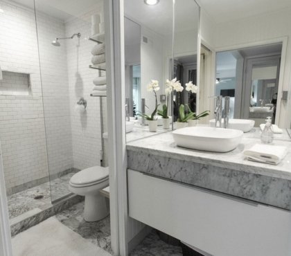 aménagement-salle-bains-sans-fenêtres-blanc-marbre-gris