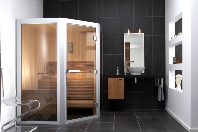 aménagement-salle-de-bains-sauna-bois-chaise-transparent