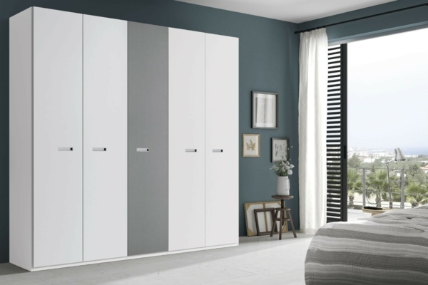 armoire-dressing-blanc-gris-design-élégant-poignées-métalliques-chambre-coucher