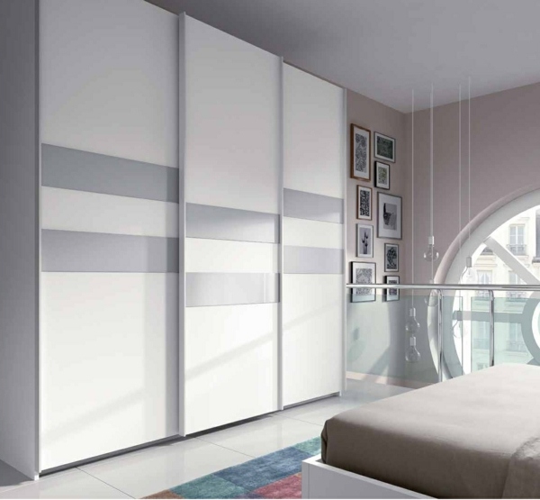 armoire-dressing-blanche-élégante-accents-gris-chambre-coucher-moderne