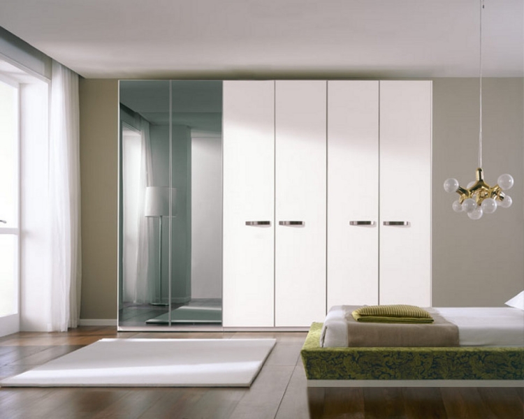 armoire-dressing-blanche-porte-miroir-design-élégant-poignées-métalliques