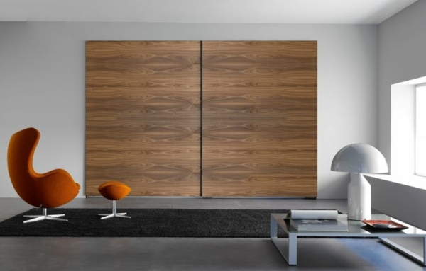 armoire-dressing-bois-portes-coulissantes-intégrée-fauteuil-moderne-orange armoire dressing