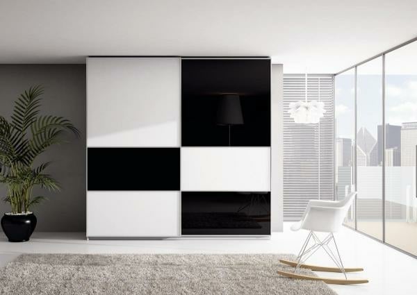armoire-dressing-design-élégant-noir-blanc-finition-laquée-chaise-berçante-blanche 