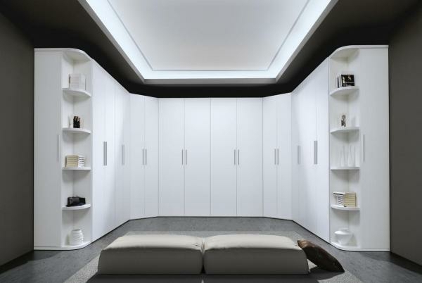 armoire-dressing-grande-blanche-design-élégant-poignées-métalliques