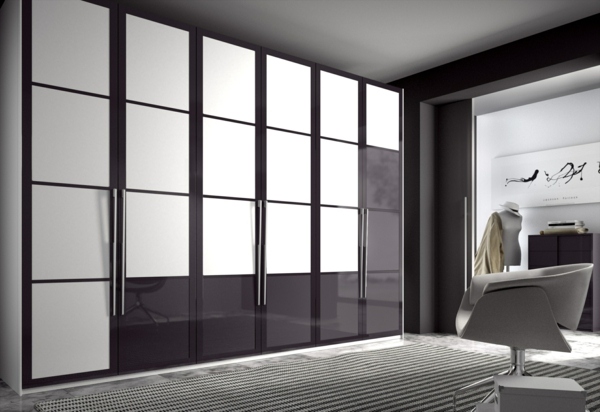 armoire-dressing-grande-intégrée-noir-blanc-moderne-poignées-métalliques