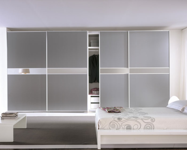 armoire-dressing-gris-clair-portes-coulissantes-chambre-coucher 