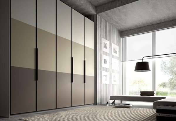armoire-dressing-marron-beige-gris-clair-bois-design-élégant-poignées-bois-tapis-beige-blanc 