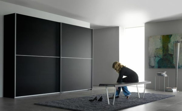 armoire-dressing-noir-mat-portes-coulissantes-tapis-gris armoire dressing