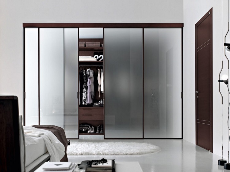 L armoire  dressing dans la chambre  coucher  moderne 