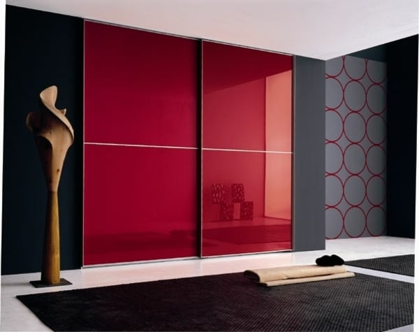 armoire-dressing-rouge-finition-laquée-portes-coulissantes-papier-peint-gris-foncé-accents-rouges armoire dressing