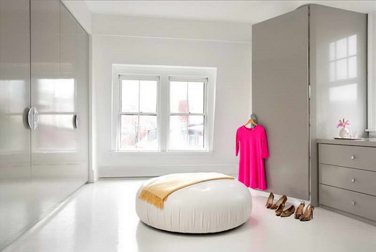 armoire-dressing-taupe-pouf-cuir-blanc-chambre-féminine-moderne