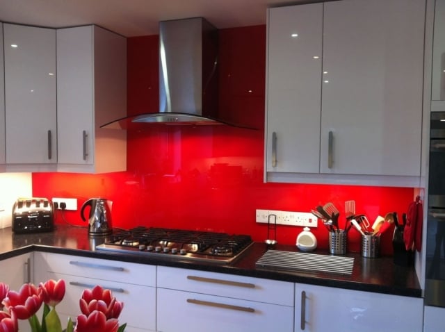armoires de cuisine blanc laqué crédence-rouge-verre