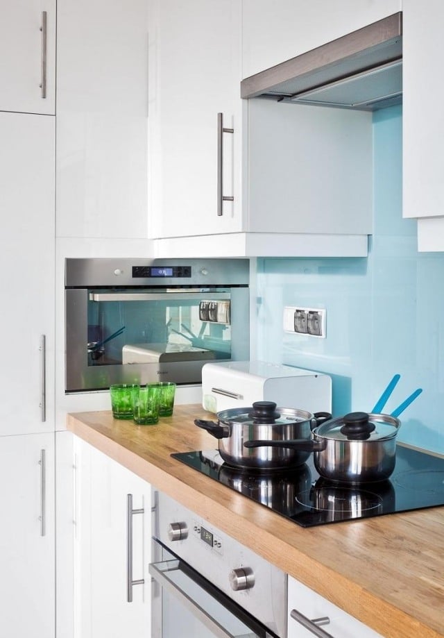 armoires de cuisine blanches crédence-bleu-ciel