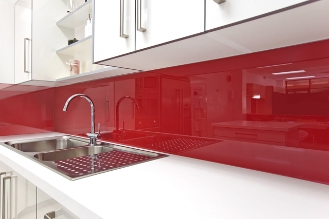 armoires de cuisine blanches crédence-rouge-verre