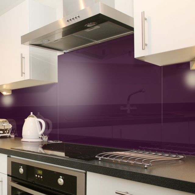 armoires de cuisine blanches crédence-verre-violet