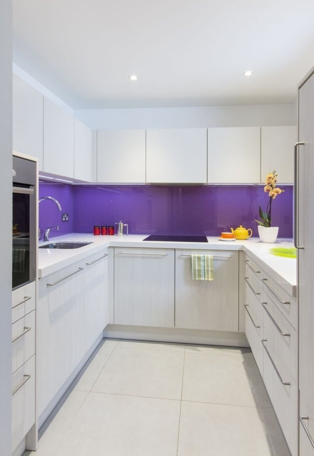 armoires de cuisine blanches crédence-violette