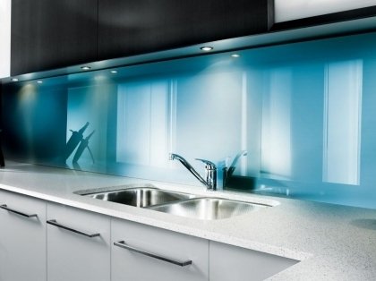 armoires de cuisine blanches crédence-bleue-super