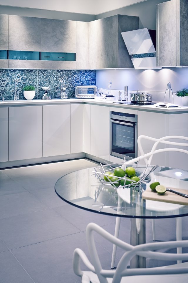 armoires de cuisine blanches grises-crédence-motifs-bleu