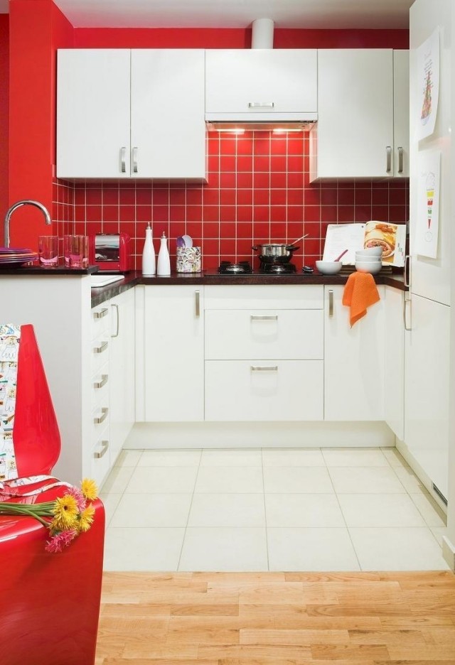 armoires de cuisine blanches murs-carrealge-rouges