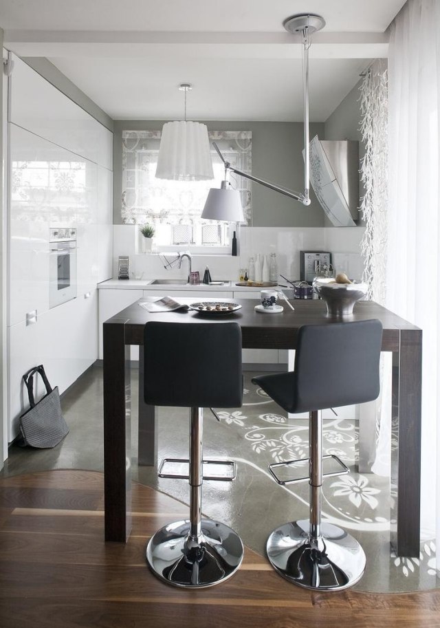 armoires-cuisine-blanches-murs-sol-gris