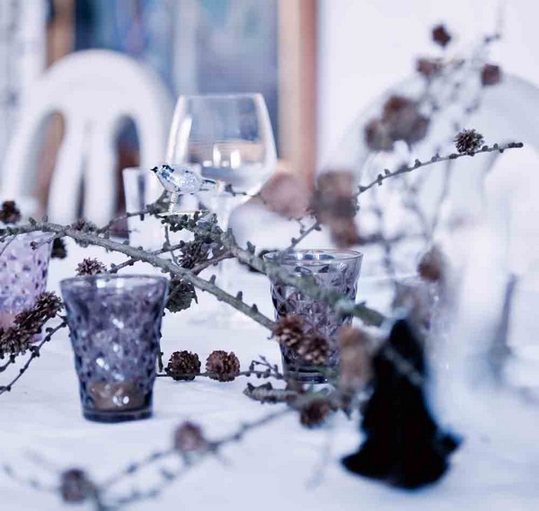 brico-Noël-branches-pommes-pin-oiseau-décoratif-table brico de Noël
