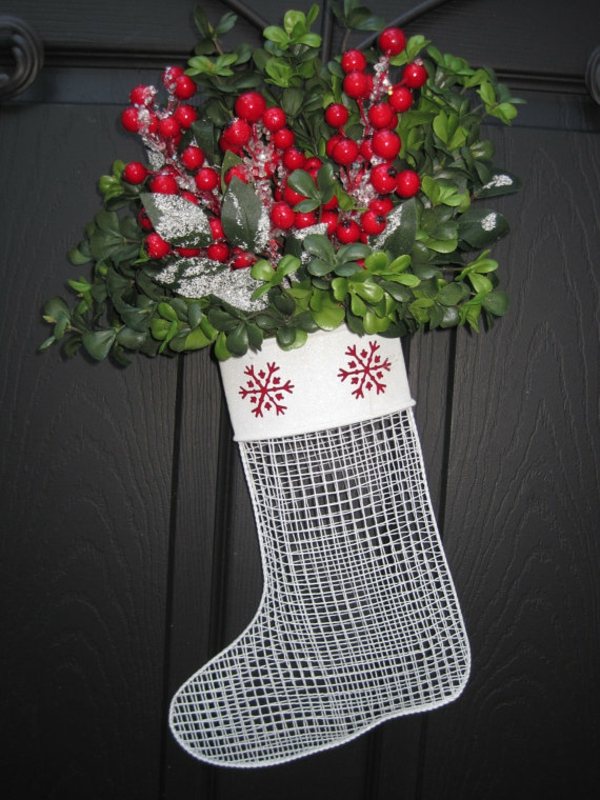 brico-Noël-chaussette-Noel-blanche-bouquet-branches-vertes-baies-rouges