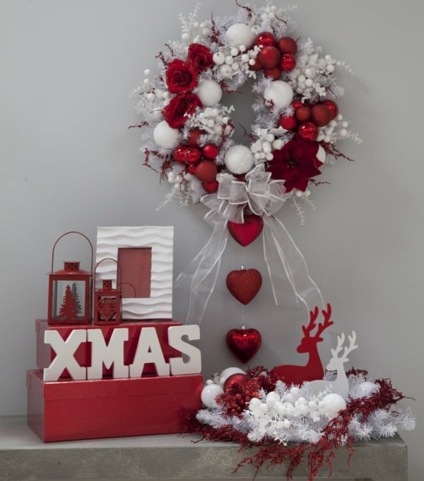 brico-Noël-couronne-blanc-rouge-boules-ornements-figurines-cerfs brico de Noël